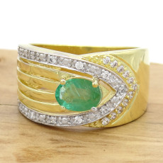 Anel com Esmeralda e 22 Diamantes, em Ouro Amarelo 18 Kilates